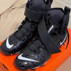 Nike Kids' Force Savage Shark 2 Football Cleats - Size 8 Youth